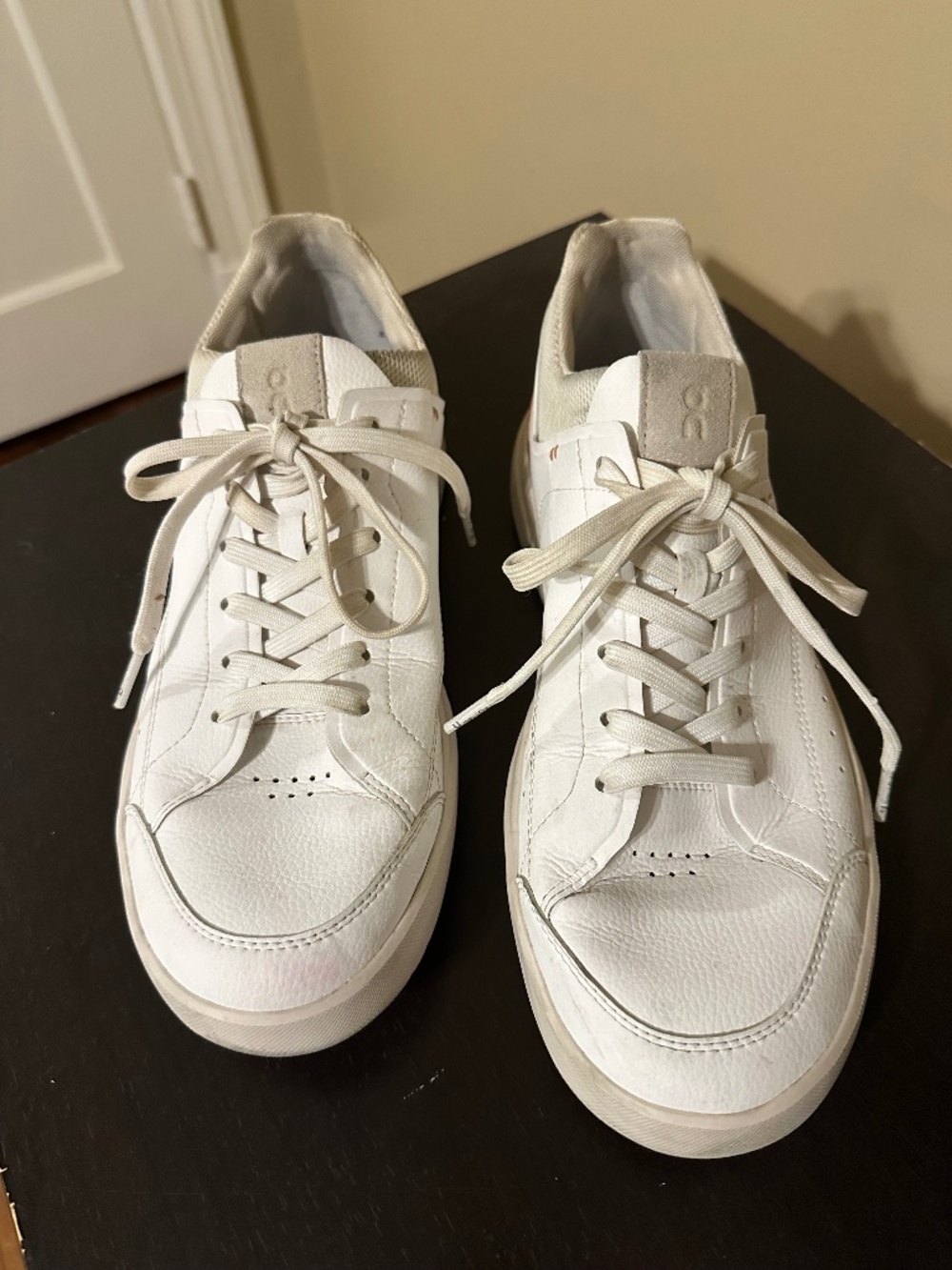 On The Roger Women’s Sneakers White Peach Gold Size 11